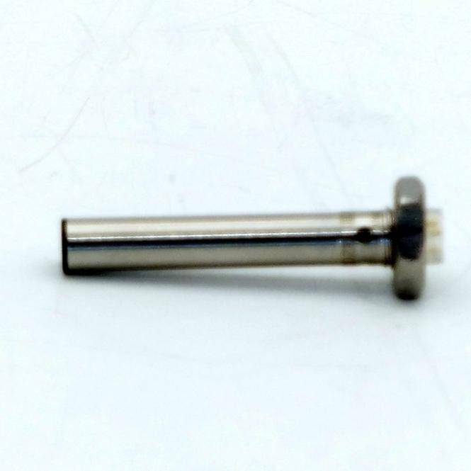 Ein metallischer Druckknopf oder Stift, der horizontal auf einem schlichten weißen Hintergrund liegt.