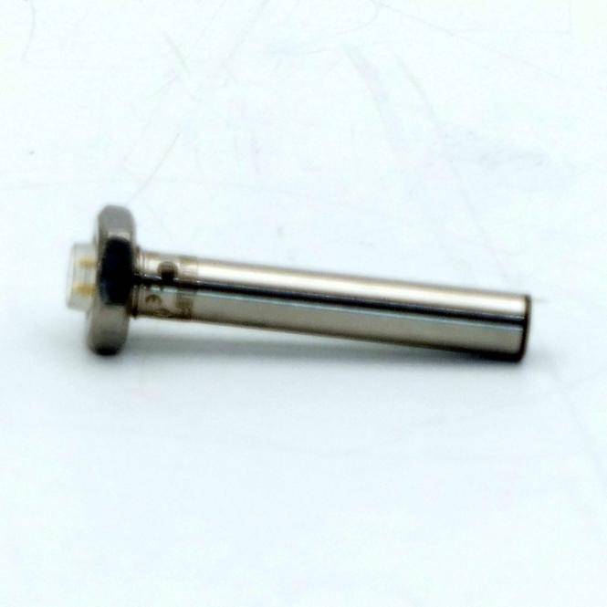 Eine kleine Metallschraube oder ein Bolzen mit Sechskantköpfchen und zylindrischem Schaft, der horizontal auf einer weißen Oberfläche liegt.