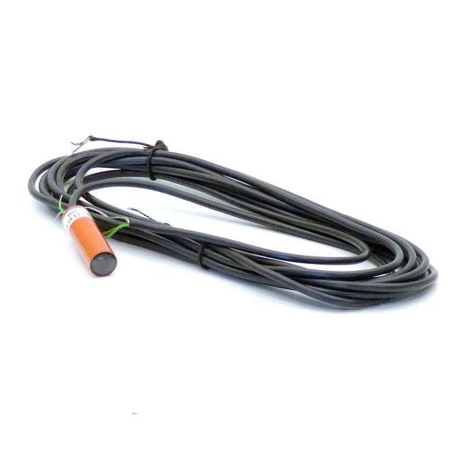 Aufgerolltes schwarzes Kabel mit einem orangefarbigen zylindrischen Sensor oder Stecker auf weißem Hintergrund.