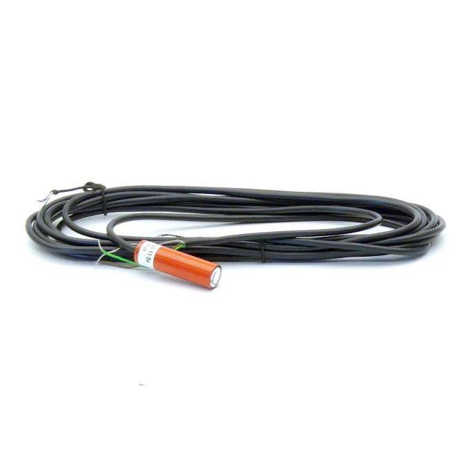 Schwarzes aufgerolltes Kabel mit einem orangefarbigen zylindrischen Sensor oder Stecker auf weißem Hintergrund.
