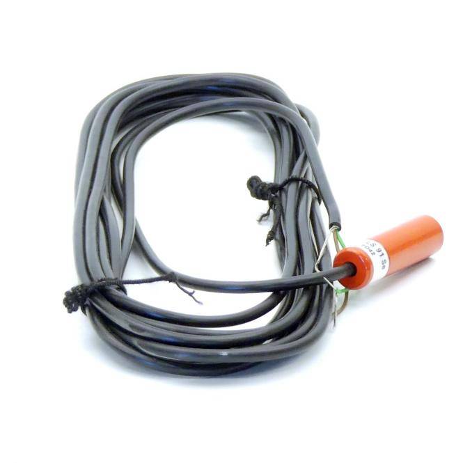 Aufgerolltes schwarzes Kabel mit einem orangefarbigen zylindrischen Stecker oder Sensor auf weißem Hintergrund.