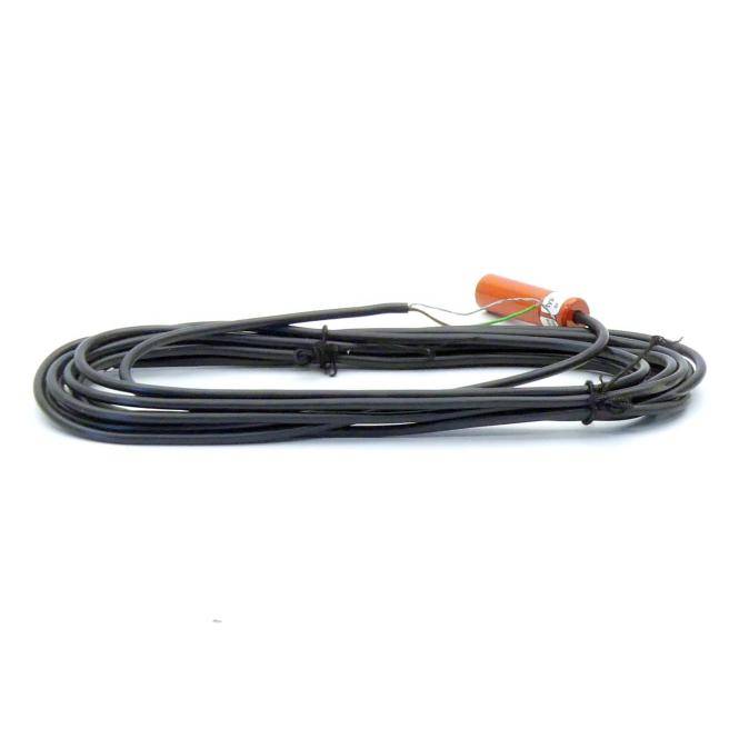 Aufgerolltes schwarzes Kabel mit einem kleinen orangefarbenen Stecker und freiliegenden Drahtenden auf weißem Hintergrund.