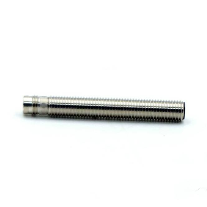 Ein metallischer Gewindestift oder eine Schraube, die horizontal auf einem schlichten weißen Hintergrund liegt.
