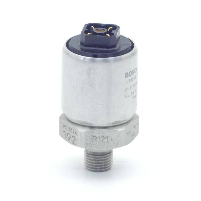 Metallischer Bosch-Drucksensor mit Gewindesockel, isoliert auf weißem Hintergrund dargestellt.