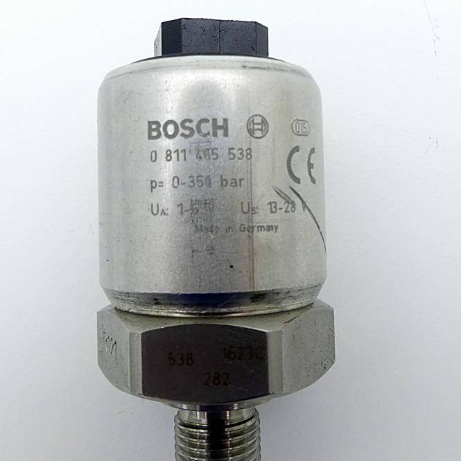 Nahaufnahme eines Bosch-Drucksensors/Druckwandlers mit Gewinde-Metallpassstück und gedruckten Teilenummern auf weißem Hintergrund.