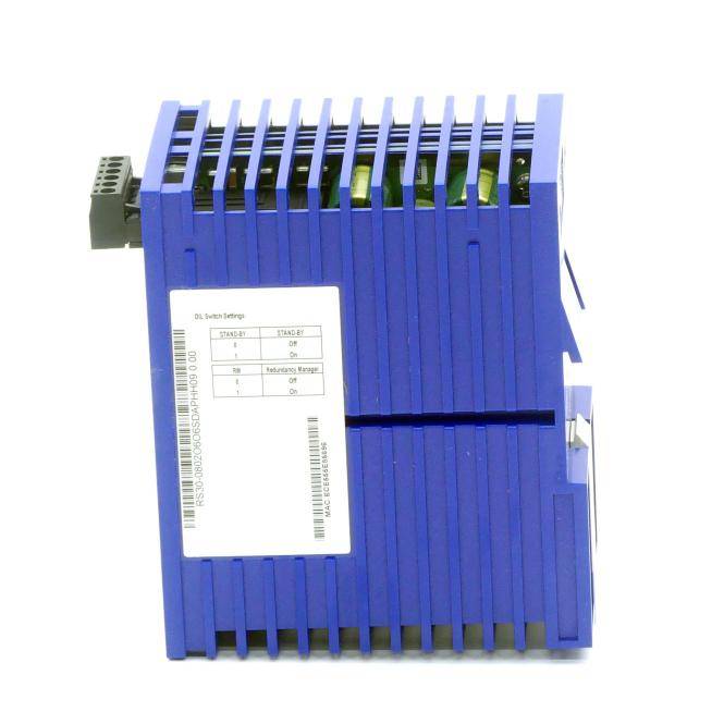 Blaues Industrie-Elektronikmodul mit weißem Etikett und belüftetem oberen Teil, isoliert auf einfachem weißem Hintergrund dargestellt.
