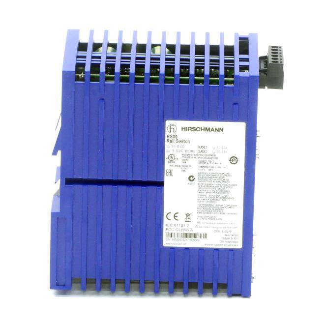 Blauer Hirschmann RS30 Eisenbahnschalter mit weißem Produktetikett und Ethernet-Anschlüssen auf der Ober- und Seite.