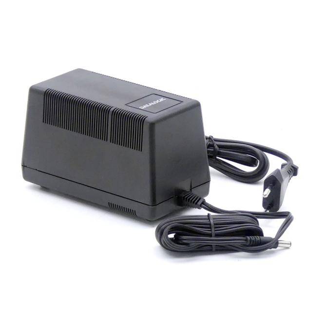 Schwarze APC-Batteriebackup-Einheit mit angeschlossenem Stromkabel und Stecker auf weißem Hintergrund.