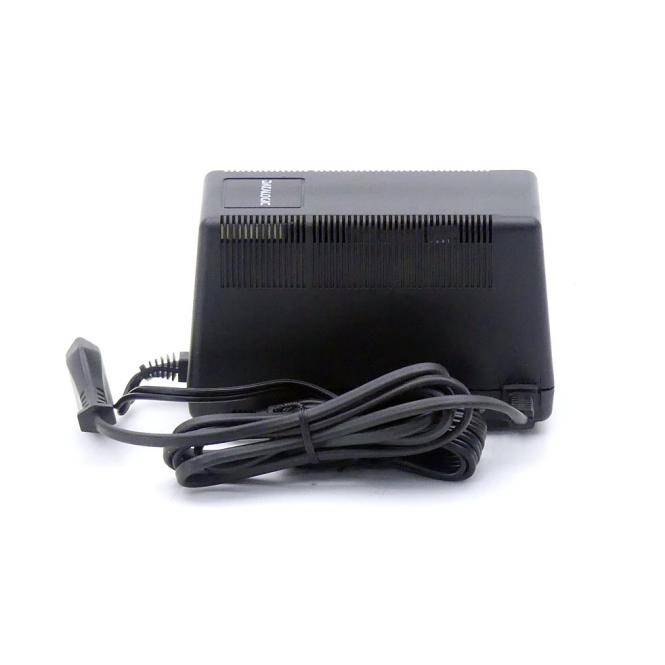 Schwarzes elektronisches Netzteil/Adapter mit angeschlossenem Kabel, gezeigt auf weißem Hintergrund.