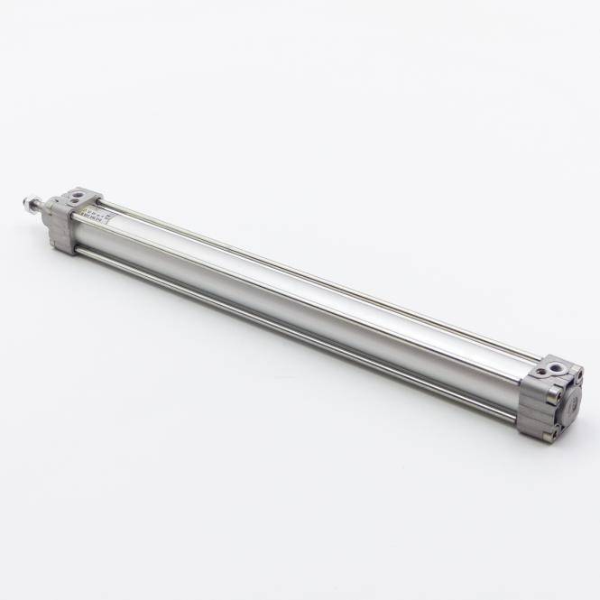 Zwei parallele Metallführungsstangen mit Endblöcken, diagonal auf weißem Hintergrund dargestellt.