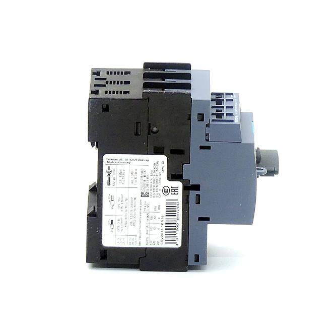 Industrielles Elektrosteuerrelais-Modul mit schwarzem und grauem Gehäuse, Seitenetikett und Anschlussklemmen, freigestellt auf weißem Hintergrund dargestellt.