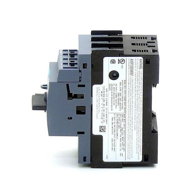 Grau-schwarzes elektrisches Steuermodul oder Leitungsschutzschalter mit weißem Spezifikationsetikett, isoliert auf weißem Hintergrund gezeigt.