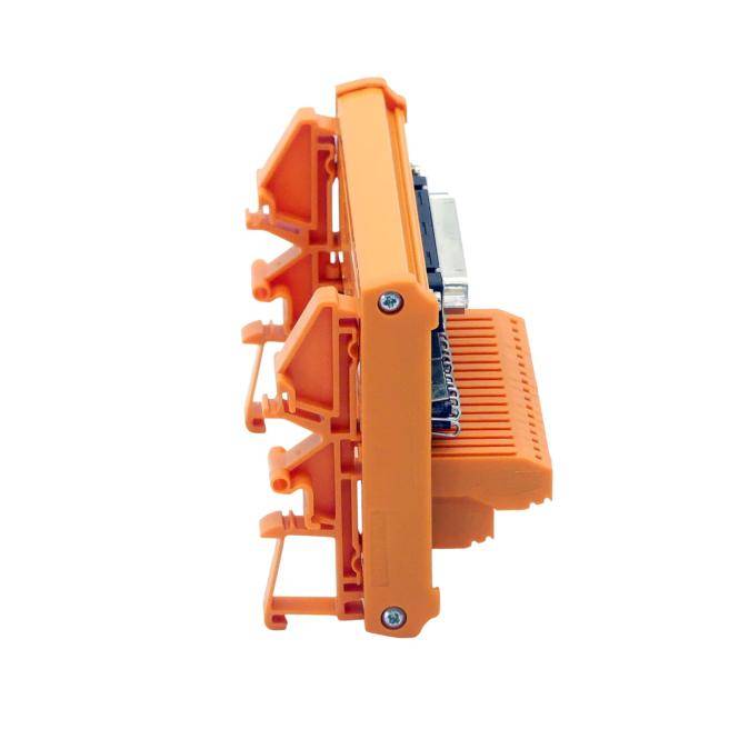 Orangefarbener elektrischer Klemmleistenverbinder in der Seitenansicht auf weißem Hintergrund.
