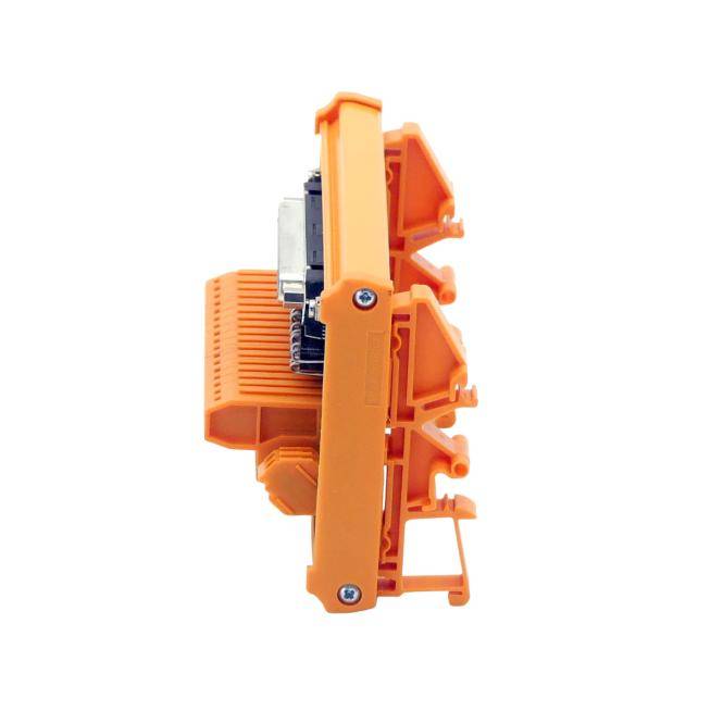 Oranges Elektrik-Klemmleistenblock mit mehreren Drahtschlitzen und einem Metallverbinder, gezeigt auf weißem Hintergrund.
