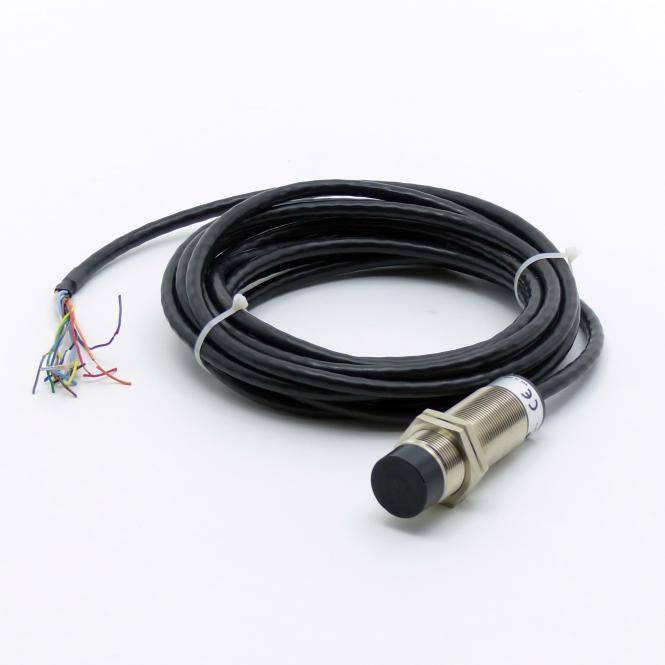 Aufgerolltes schwarzes Kabel mit freiliegenden mehrfarbigen Drähten und einem Metallzylinder-Sensorstecker an einem Ende