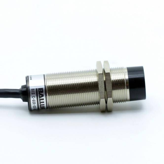Zylindrischer Metallnäherungssensor mit schwarzem Kabel und Gewinde am Gehäuse auf weißem Hintergrund.
