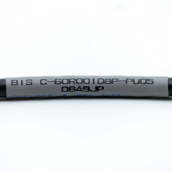 Nahaufnahme einer grau beschrifteten Kabelschutzhülle mit der Aufschrift „BIS C-6OR00108P-PU05 0849JP