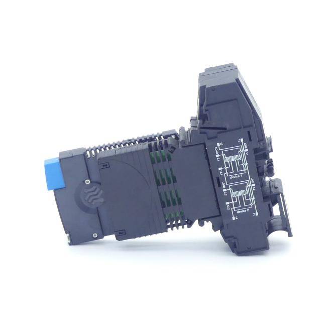 Schwarzes Elektrorelaismodul mit blauem Reiter und weißem Schaltschema auf der Seite, auf weißem Hintergrund dargestellt.