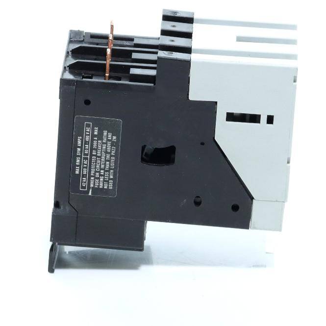Schwarzer Elektroschutzschalter mit beschrifteter Seite und Metallklemmen, dargestellt vor einem einfachen Hintergrund.