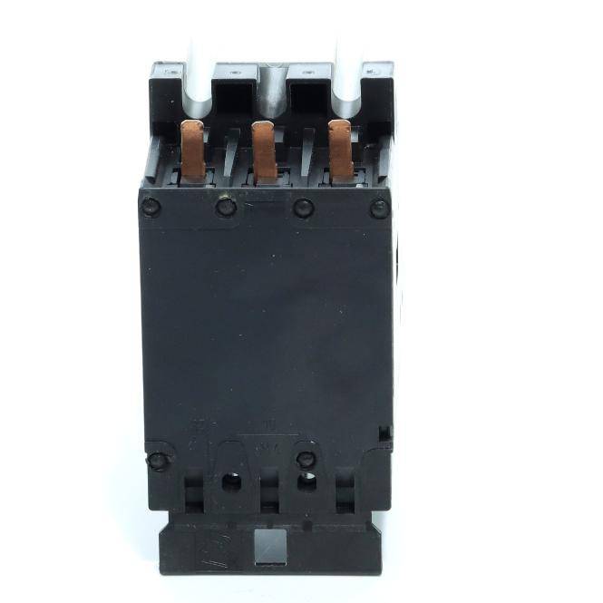 Schwarze elektrische Schalter- oder Relaiskomponente mit vier Kupferkontakten oben, gezeigt auf weißem Hintergrund.