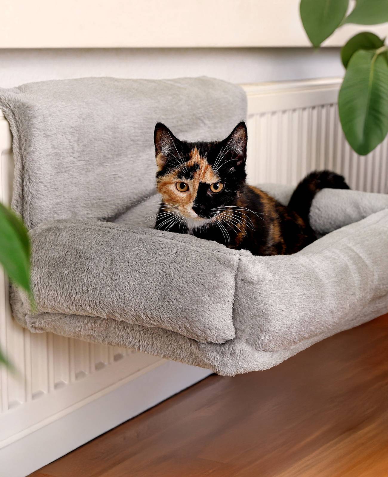 lionto Katzen Heizkörperliege, weiche Kuschelliege mit Metallhaken, waschbarem Bezug & sicherem Halt, hellgrau