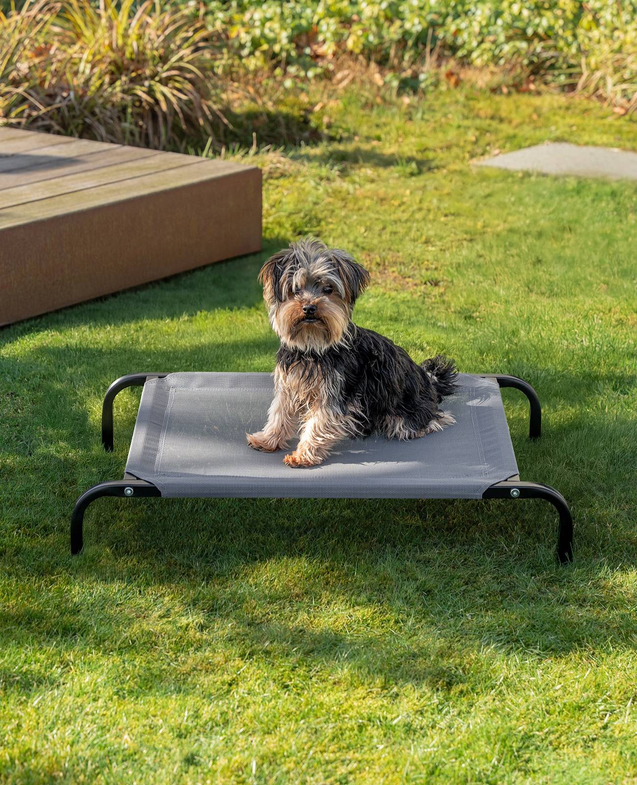 lionto Hundeliege, bequemes Outdoor Hundebett mit Netzgewebe, erhöht, luftig & wetterfest, 75x47 cm, grau