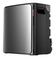 Ein kompaktes, schwarzes und silbernes elektronisches Gerät mit Lüftungsschlitzen und einem Griff, möglicherweise ein tragbares Gerät wie ein Minibackofen oder Drucker.