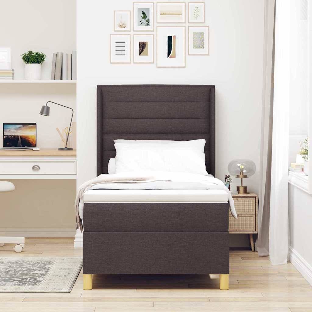 Ein gemütliches Schlafzimmer mit einem üppigen Bett, einem Nachttisch mit Lampe und einem Schreibtisch, auf dem ein Laptop, Bücher und dekorative Pflanzen stehen. Neutrale Dekortöne.