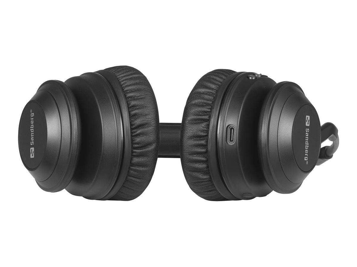 Schwarze kabellose Over-Ear-Kopfhörer mit gepolsterten Ohrmuscheln und einem USB-C-Ladeanschluss werden vor einem weißen Hintergrund präsentiert.