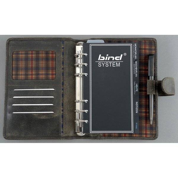 Offenes ringgebundenes Planerbuch oder Organizer-Portemonnaie mit Karomuster-Futter, Kartensteckplätzen, einem Stift und einem "binel SYSTEM""-Notizbuchblock im Inneren.