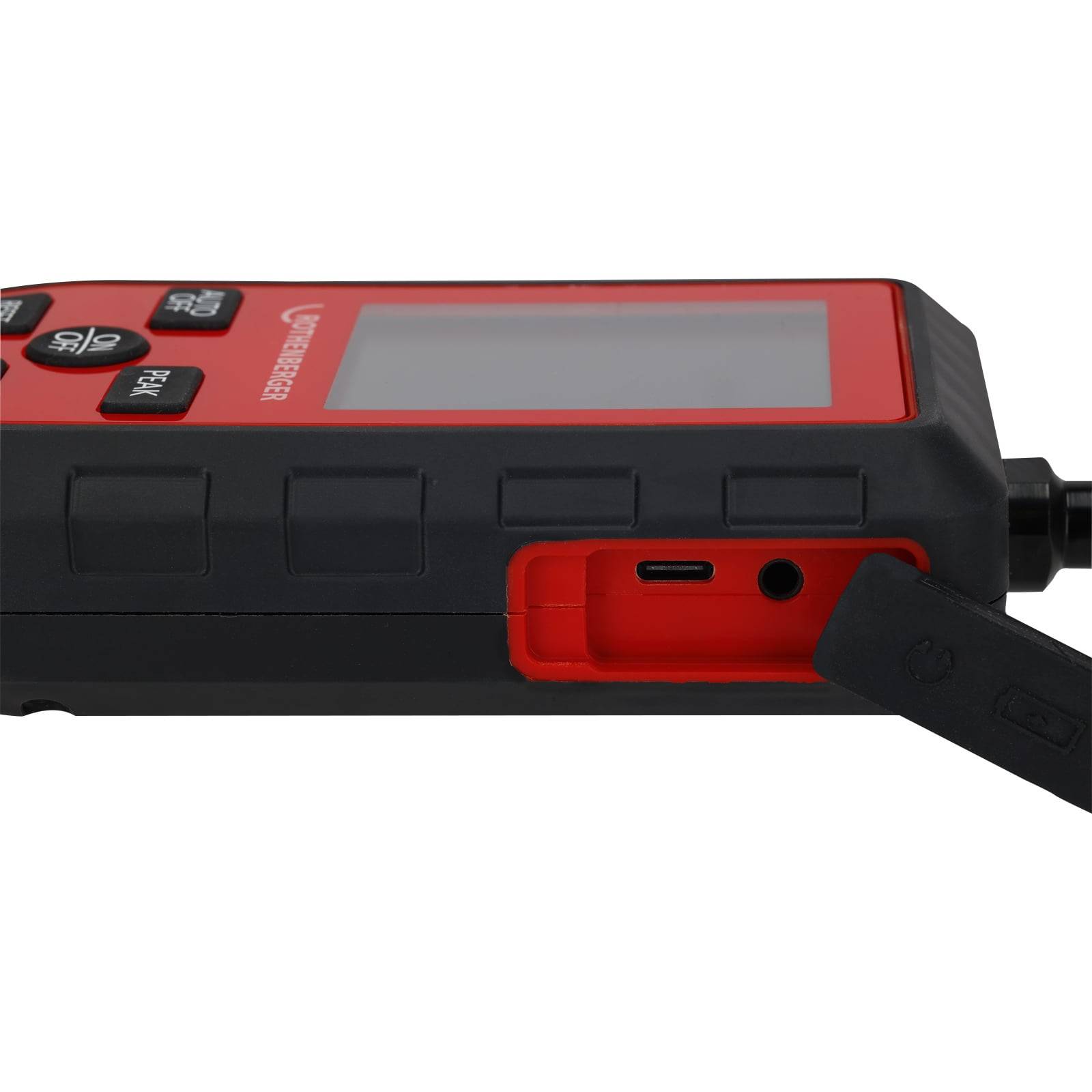 Eine Nahaufnahme eines digitalen Geräts mit rotem Rahmen, die einen USB-Anschluss und ein angeschlossenes Kabel zeigt.