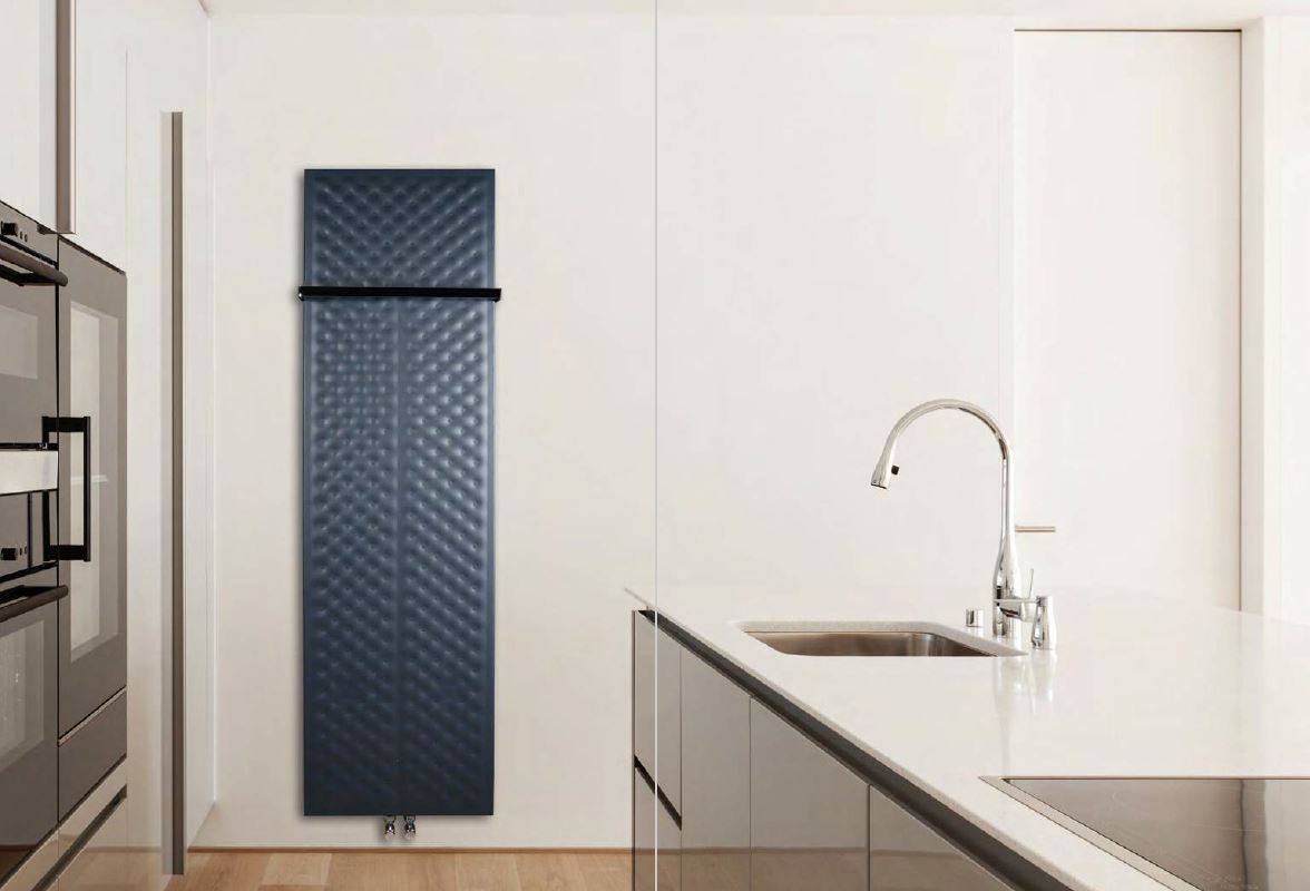 PILLOW Design Heizkörper flach 450 mm x 1600 mm Mittelanschluss inkl. Chrom-Handtuchhalter, schwarz