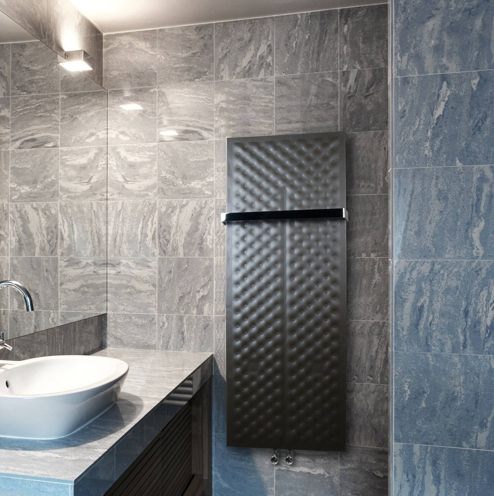 Modernes Badezimmer mit weißem Aufsatzwaschbecken auf einem grauen Waschtisch, graugefliestem Wandbelag und einem schwarz wandmontierten Handtuchheizkörper/Heizer.