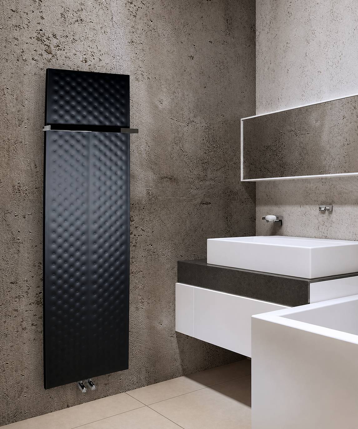 Modernes minimalistisches Badezimmer mit einem hohen schwarzen wandmontierten Heizkörper, schwebendem weißem Waschtisch mit Waschbecken, großem Spiegelschrank und einer teilweise vorhandenen Badewanne an Wänden mit Betonstruktur.