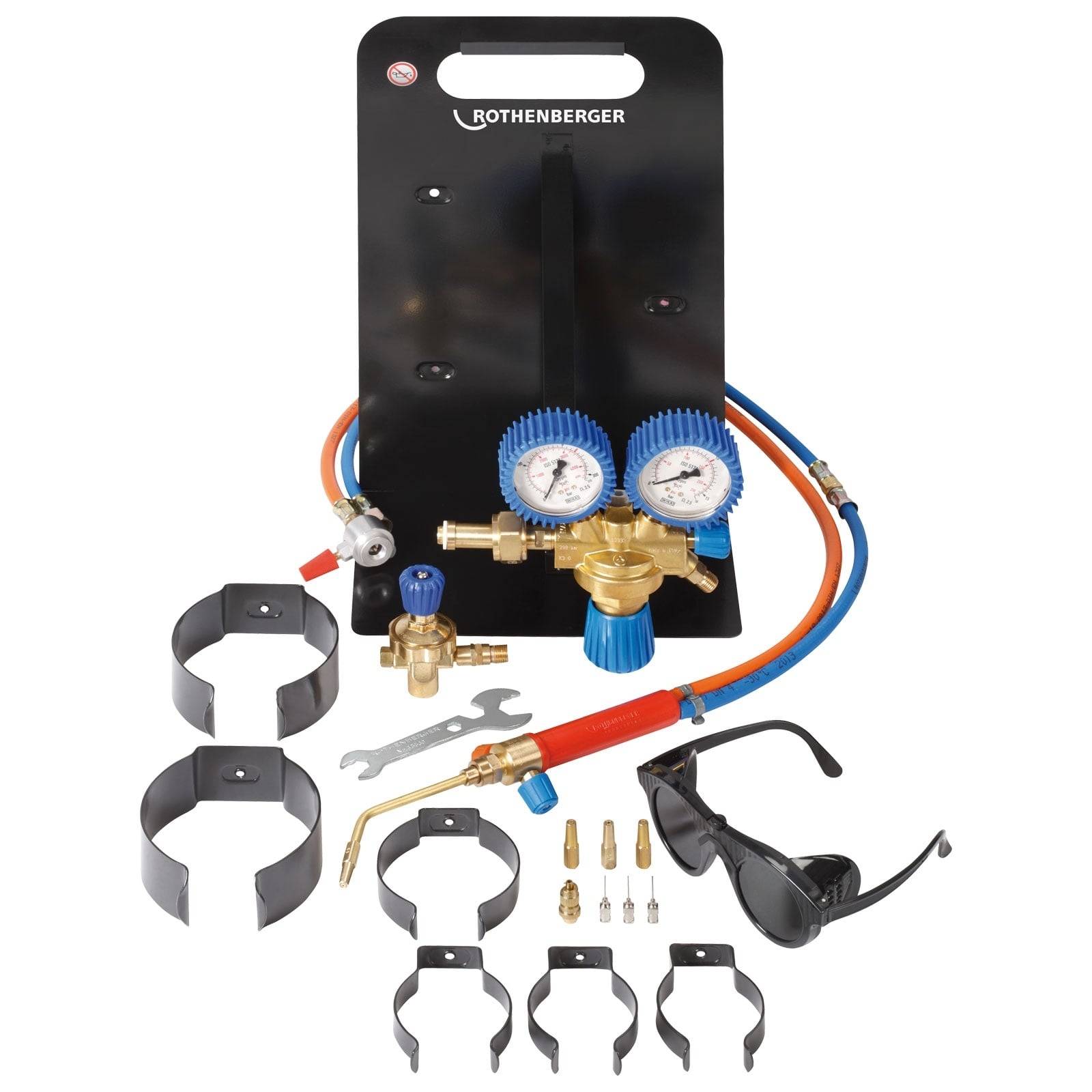 Tragbares Schweißset mit Manometern, Schläuchen und Zubehör, einschließlich Schutzbrille und Werkzeuge, auf einem schwarzen Ständer präsentiert.