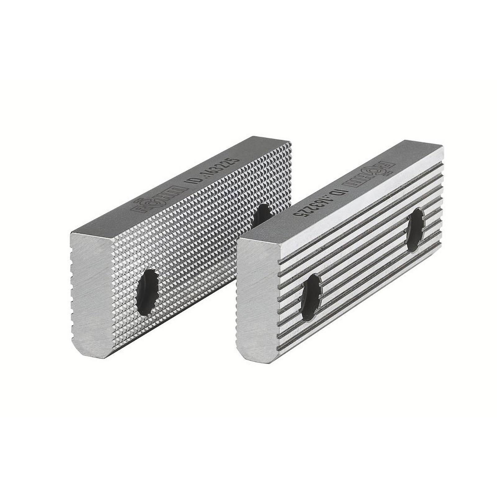 Zwei geriffelte parallele Backen, eine mit strukturierter Oberfläche und die andere mit Nuten, werden zum Sichern von Objekten in Schraubstöcken verwendet.