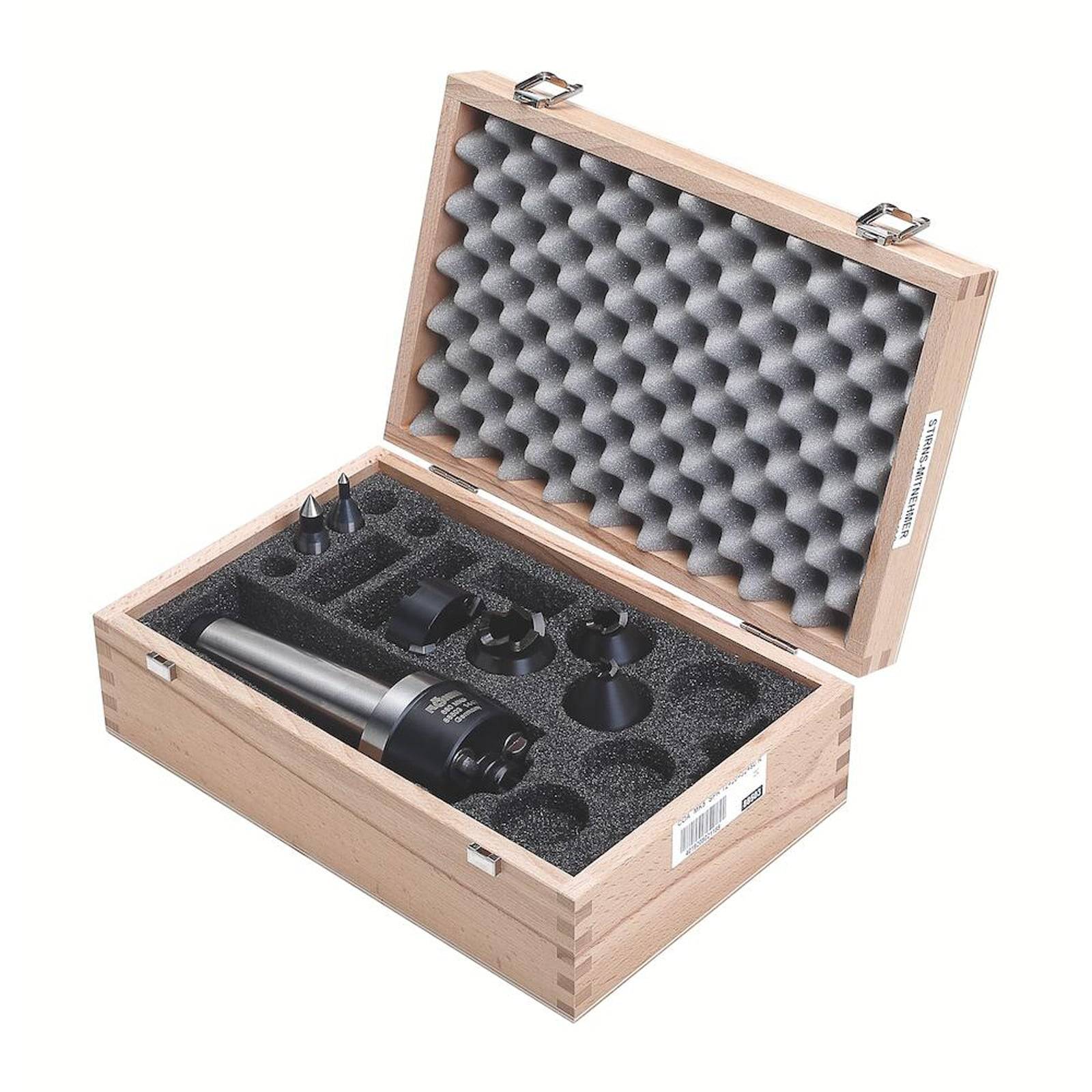 Eine Holzkiste mit schaumstoffgefüttertem Innenraum enthält ein Präzisions-Bohrwerkzeug und mehrere Zubehörkomponenten, die für Bearbeitungsprozesse verwendet werden.