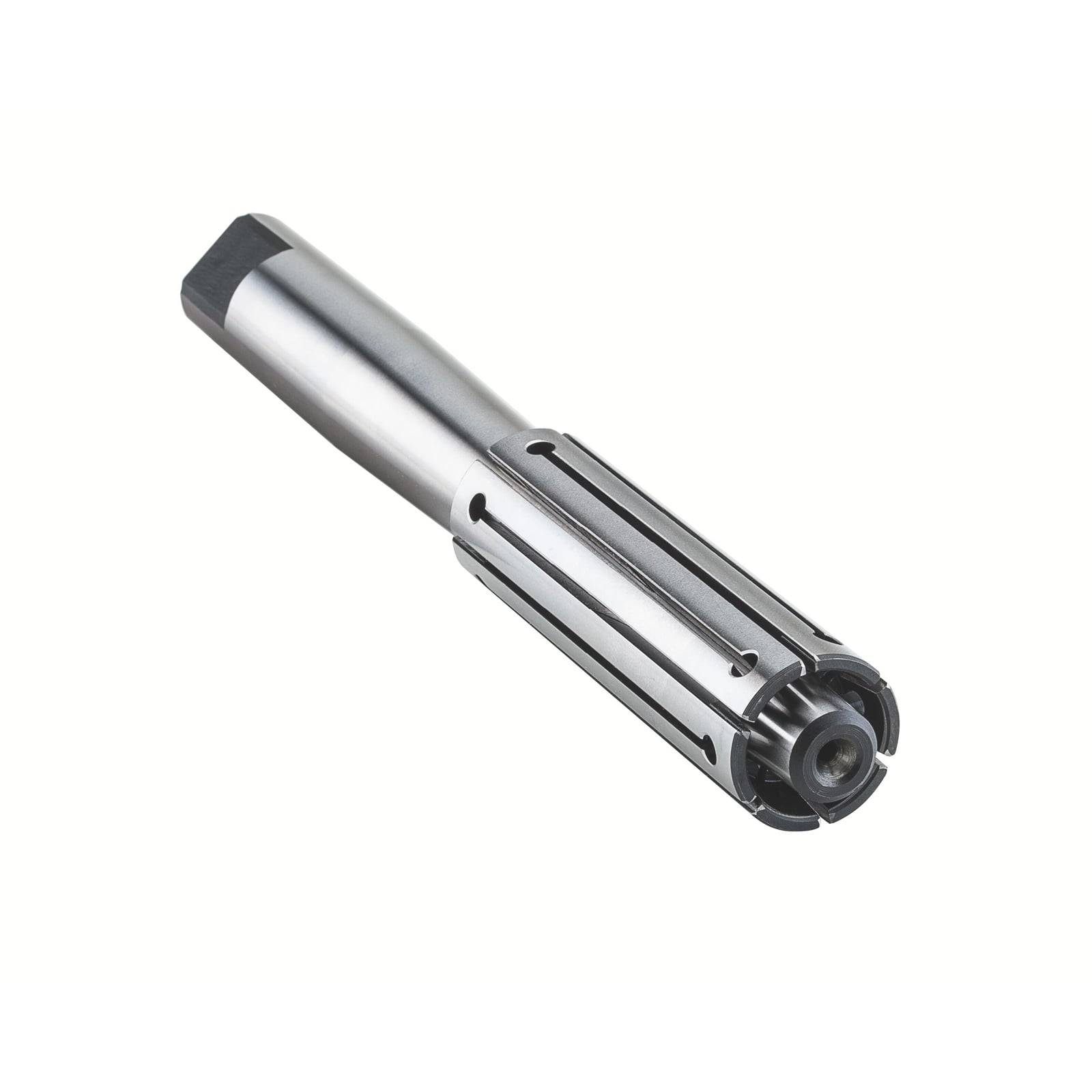 Eine Maschinenreibahle mit gefurchten Schneiden, verwendet für Präzisions-Metallbearbeitung, vor weißem Hintergrund.