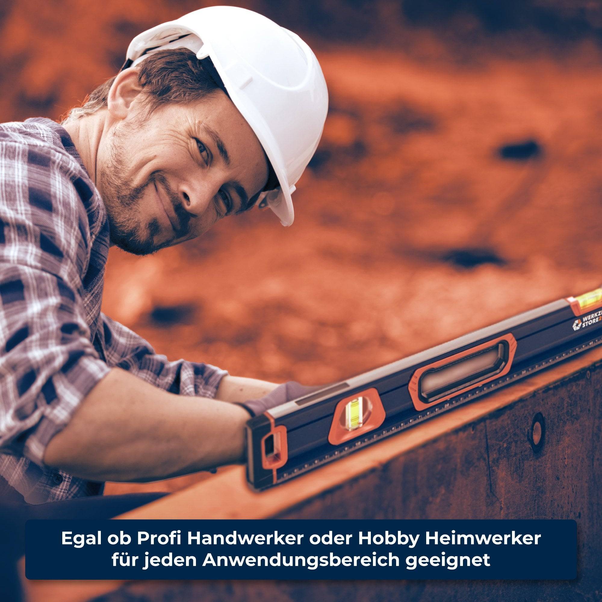 Ein Mann mit weißem Schutzhelm verwendet ein Wasserwaagenwerkzeug auf einer Baustelle. Der Text lautet: „Egal ob Profi Handwerker oder Hobby Heimwerker, für jeden Anwendungsbereich geeignet.