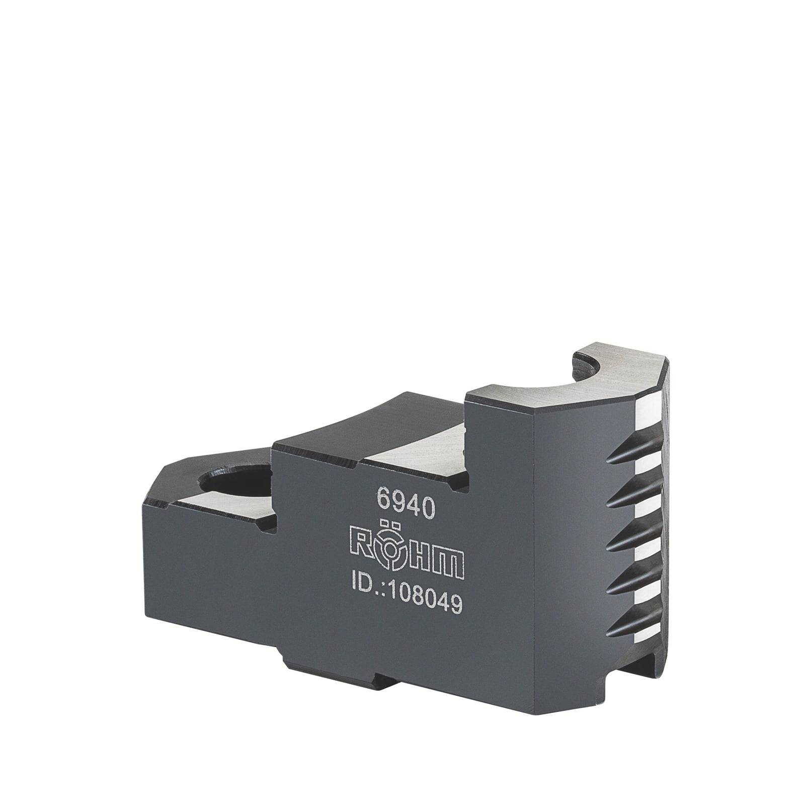 Ein dunkelgraues mechanisches Spannfutter mit gezahnten Kanten, graviert mit „RÖHM 6940 ID:108049