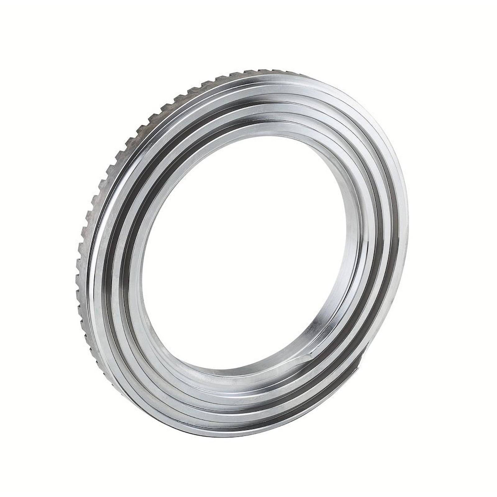 Ein glänzender metallischer Ring mit mehreren Nuten, der einem mechanischen oder Autoteil ähnelt, vor einem einfachen weißen Hintergrund.