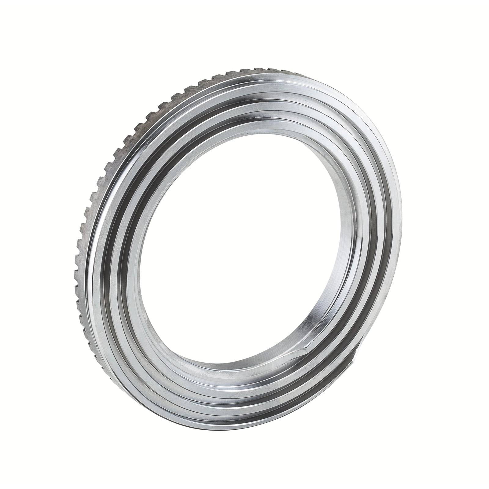 Ein kreisförmiges, metallisches Wellrohr mit gleichmäßigen Rillen, möglicherweise Teil von mechanischen oder industriellen Anlagen.