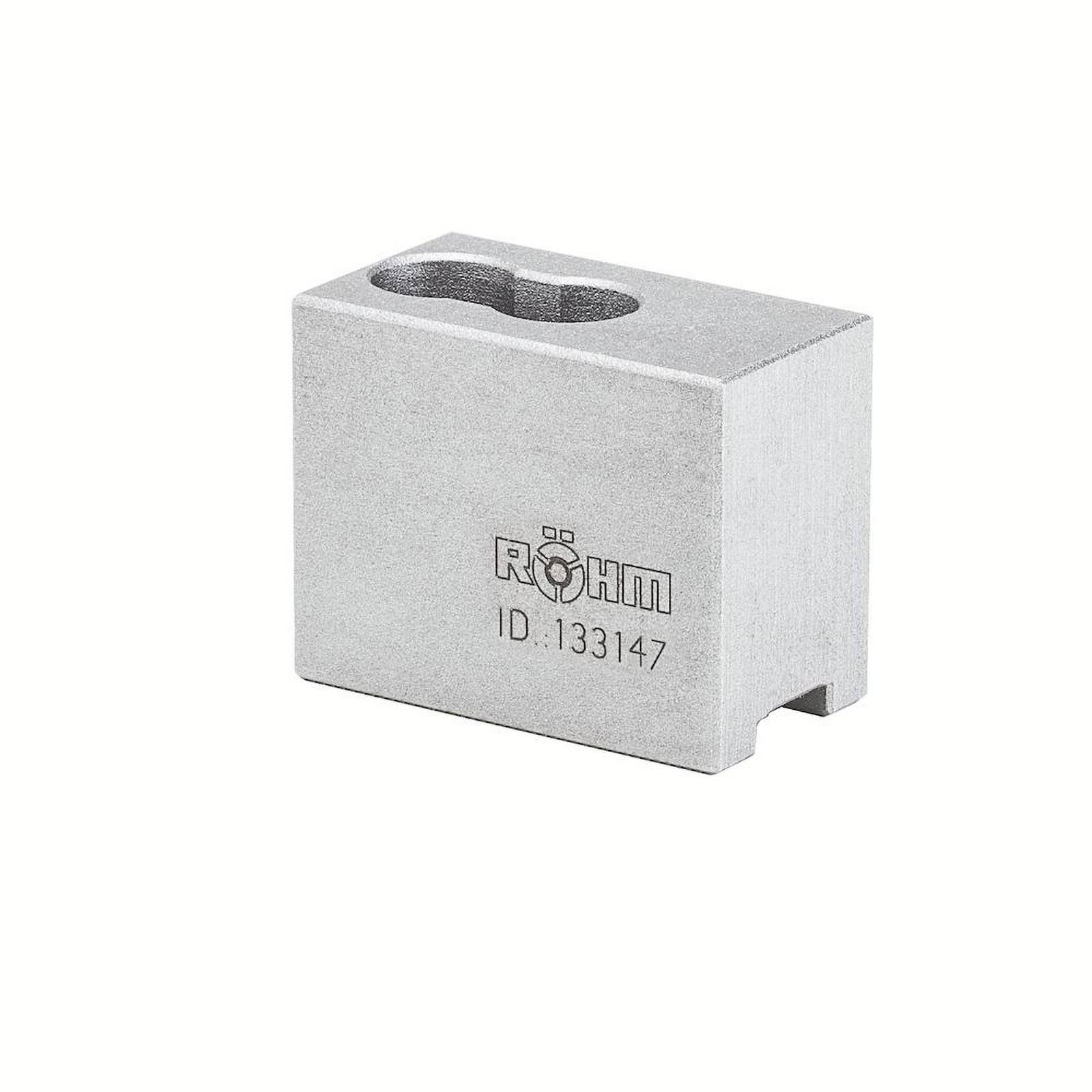 Ein rechteckiger Metallblock mit einem ausgehöhlten Bereich oben. Der Block hat das RÖHM-Logo und die ID:133147 auf der Seite eingraviert.