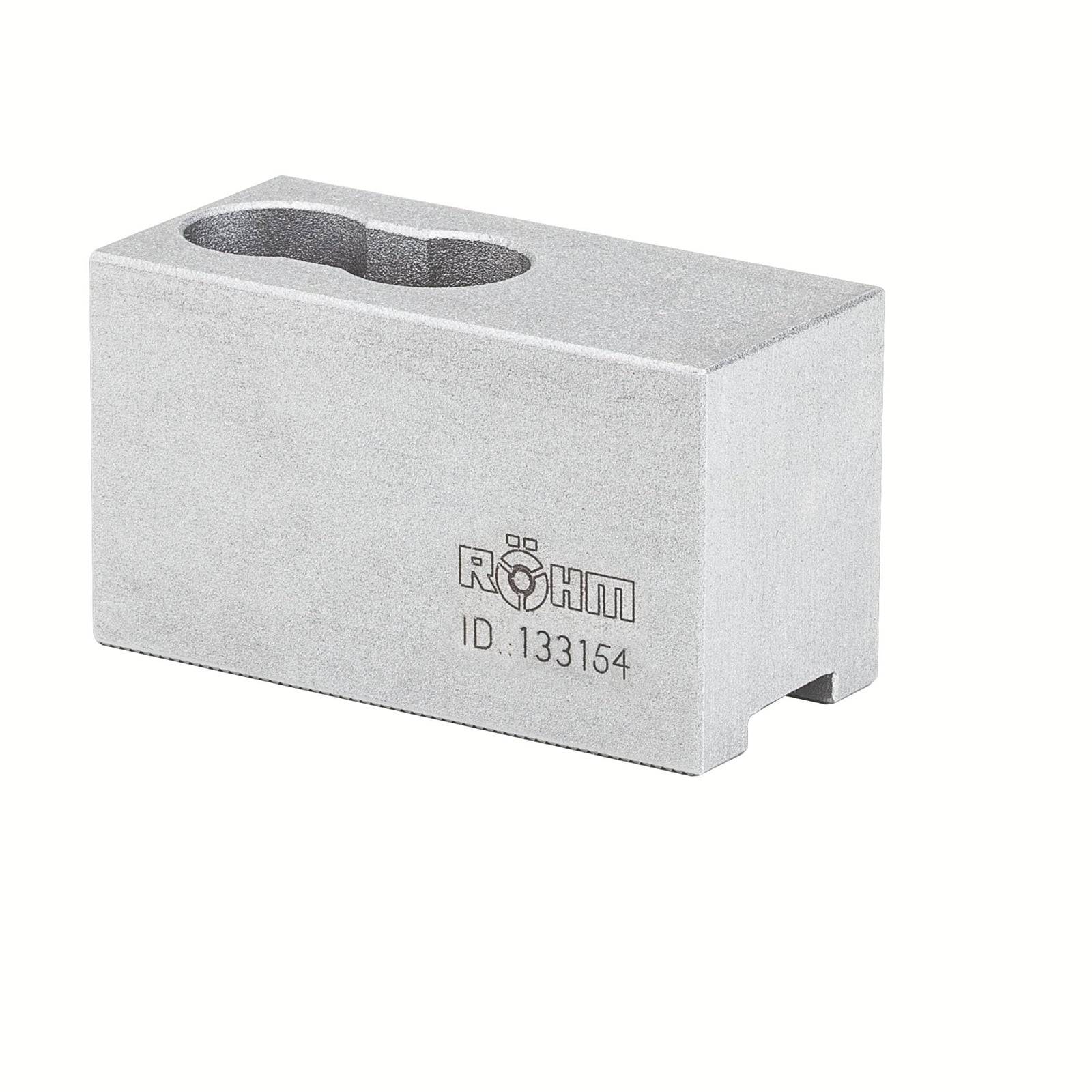 Ein Metallblock mit einer eingravuerten Identifikationsnummer '133164' und dem Logo von Röhm, mit einer Ausnehmung auf der Oberseite.