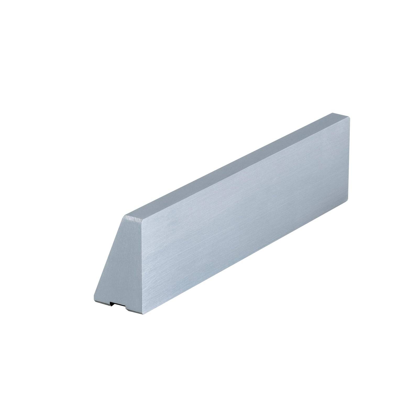 Ein dreieckiger Metallblock mit rechteckiger Grundfläche, der für Kalibrierungs- oder Ausrichtungsaufgaben verwendet wird.