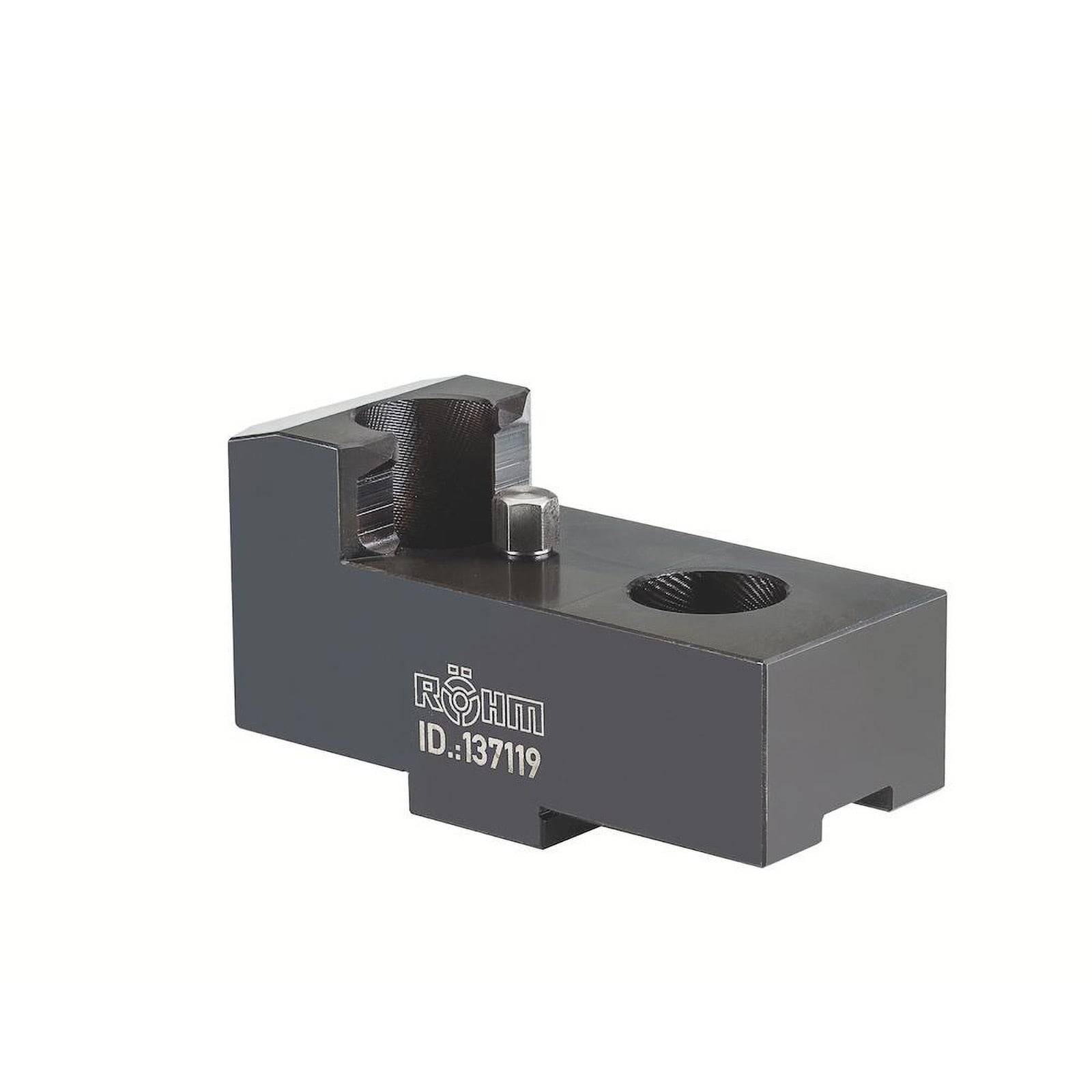 Eine Metallwerkzeugkomponente mit komplexer geometrischer Form, gekennzeichnet mit 'RÖHM ID: 137119', mit einem Loch und einem erhöhten Bereich.