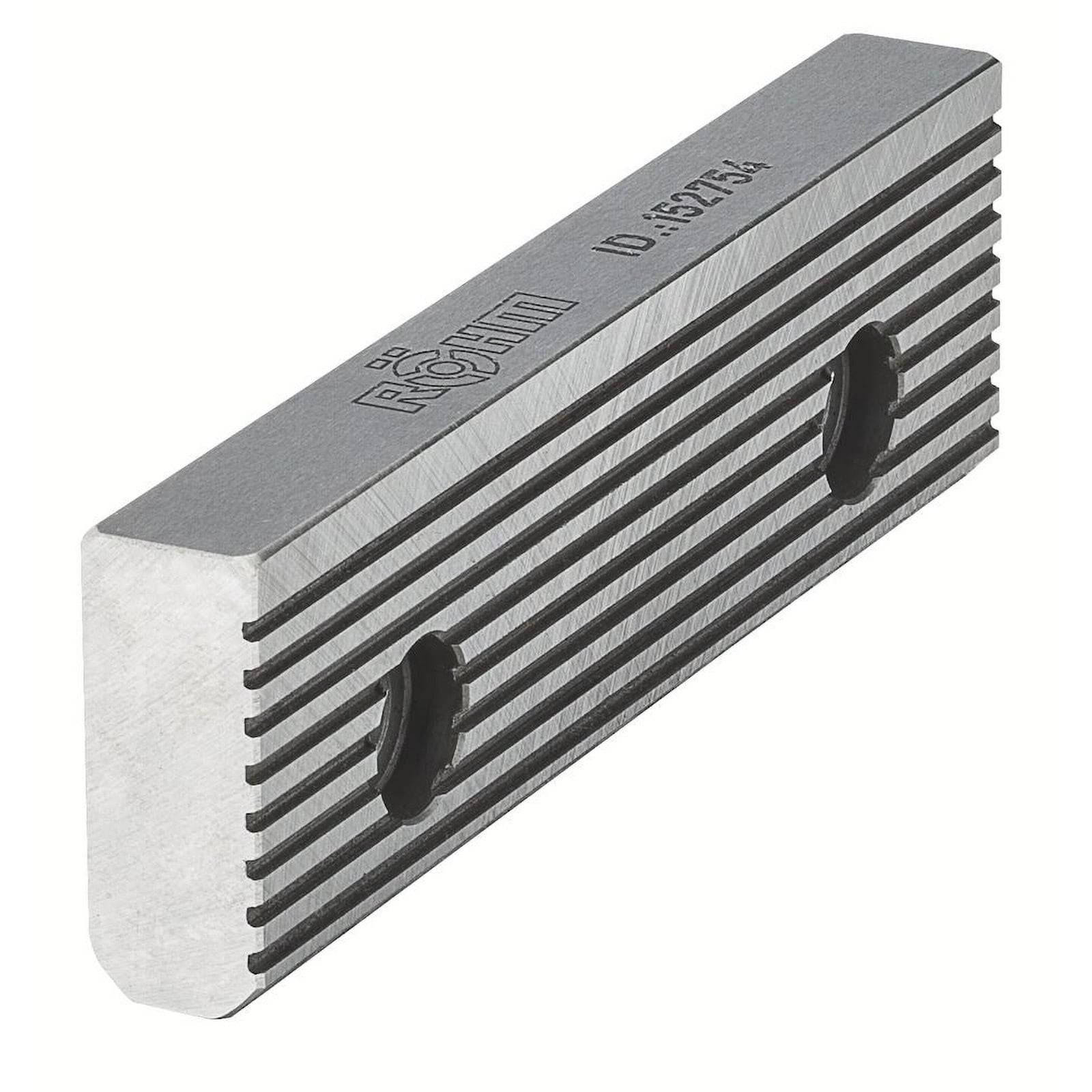 Ein grauer, rechteckiger Metallblock mit Nuten und zwei Befestigungslöchern, gekennzeichnet mit Produktidentifikationsmarkierungen.