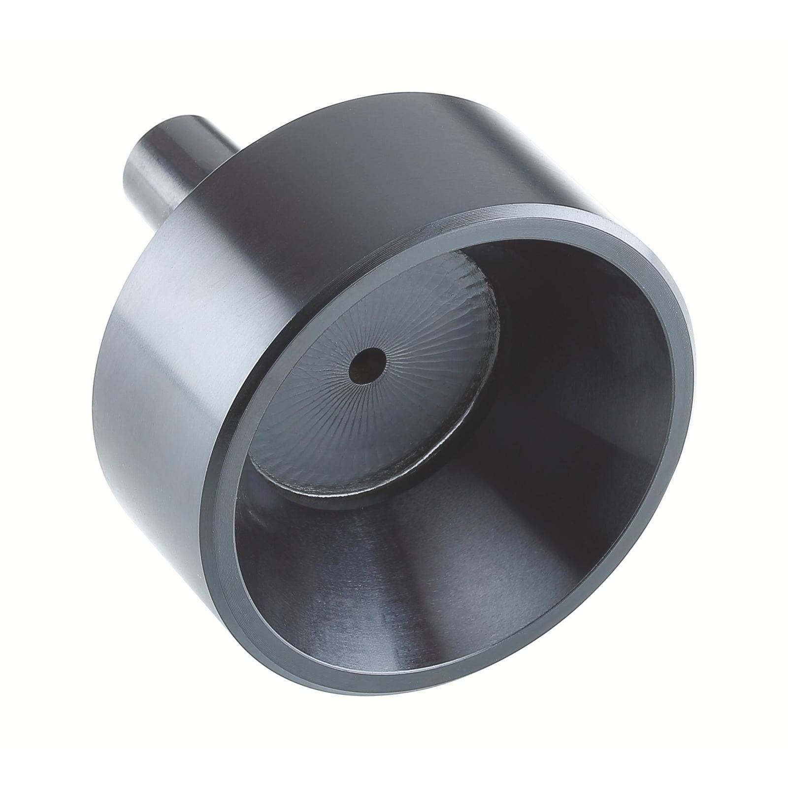 Eine graue, metallische trichterförmige Komponente mit einem sichtbaren Loch in der Mitte, möglicherweise ein Industrieteil oder Werkzeug.