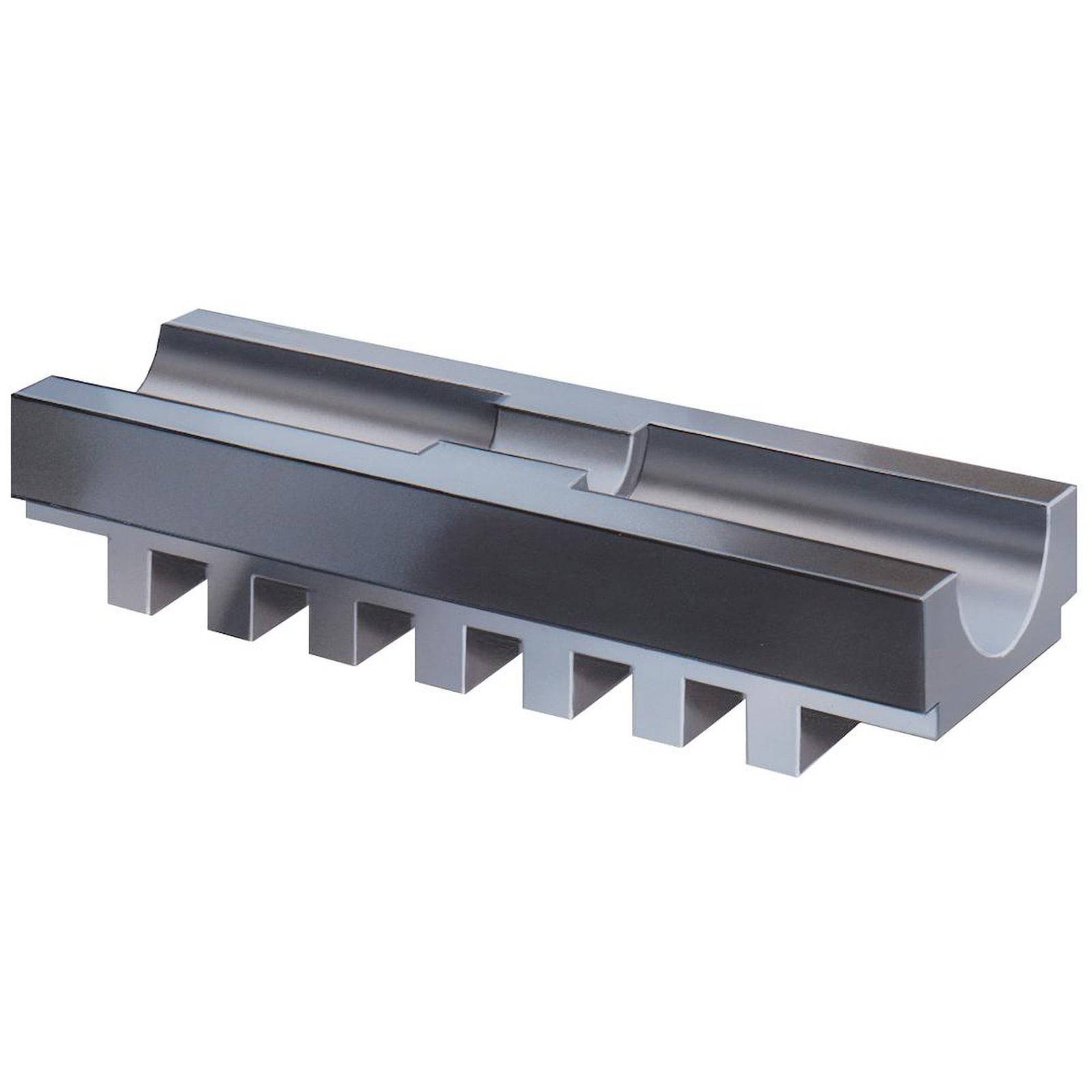 Eine metallische Halterung mit mehreren Rippen und einer gekrümmten Nut oben, wahrscheinlich eine Schienen- oder Befestigungshardware-Komponente.