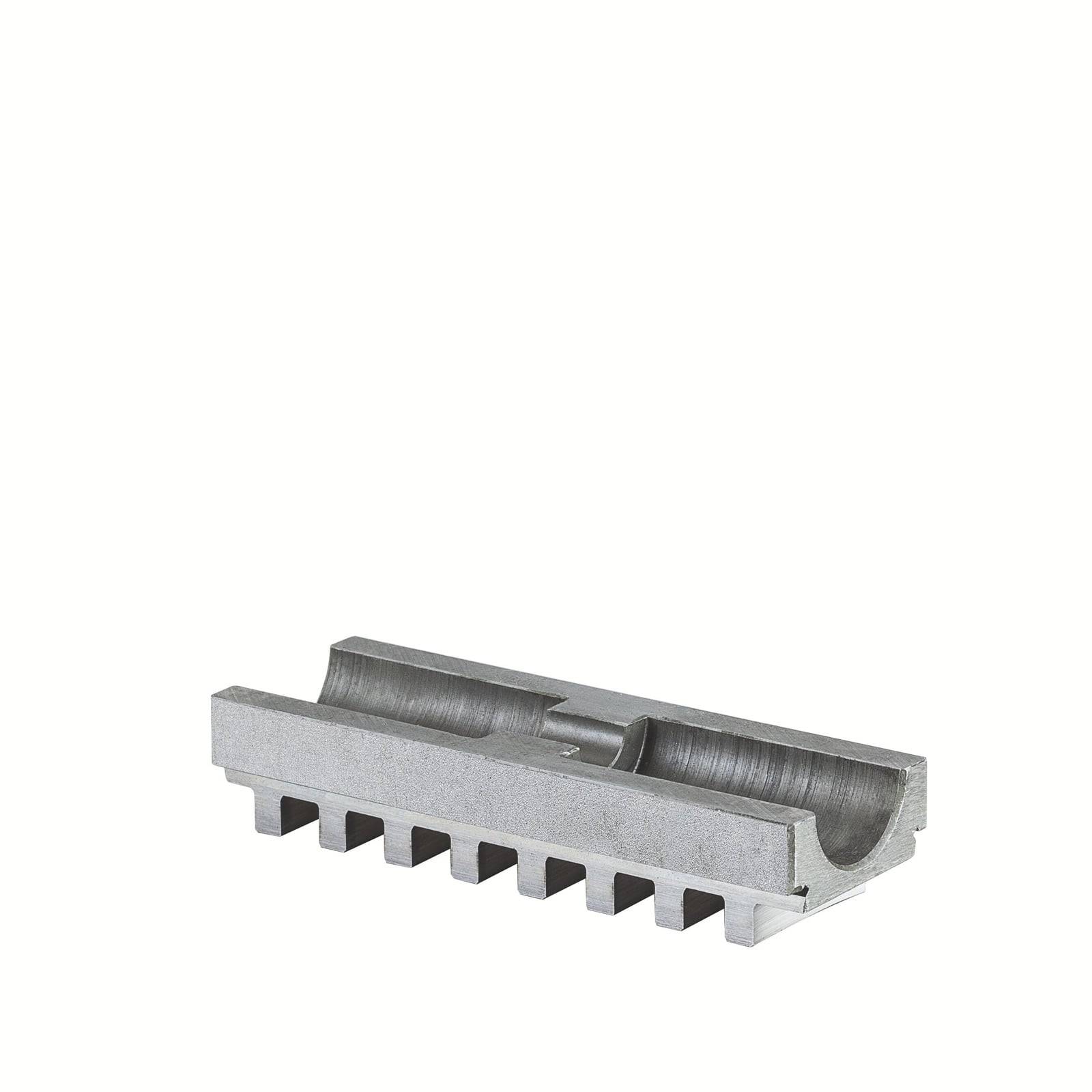 Ein Metallblock mit einer oberen Nut und Seitenzähnen, entwickelt für Bearbeitungs- oder Ingenieurzwecke.